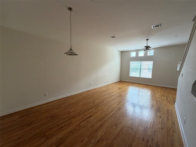 Foto del edificio - 8715 Meadowcroft Dr
