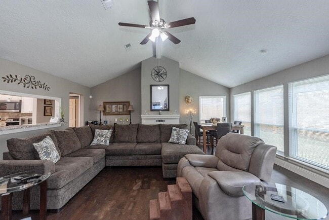 Building Photo - 13550 San Rafael Ln