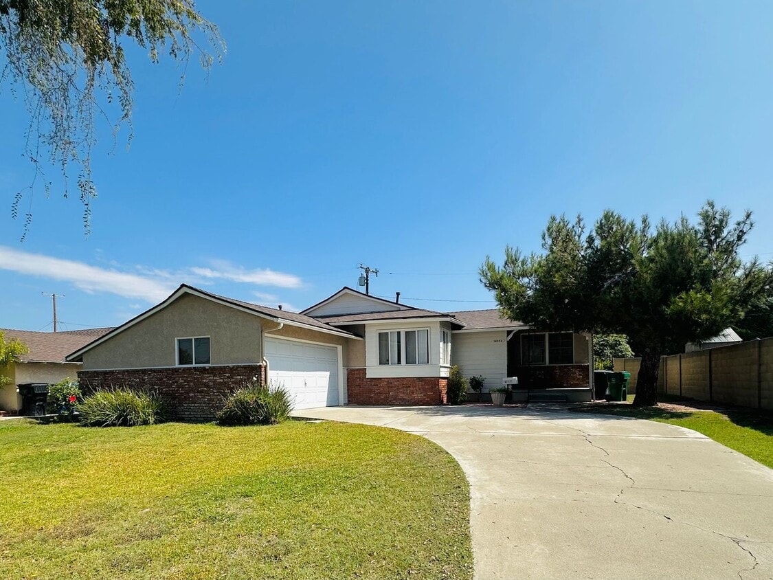 Foto principal - Charming 3bed 1bath for Rent