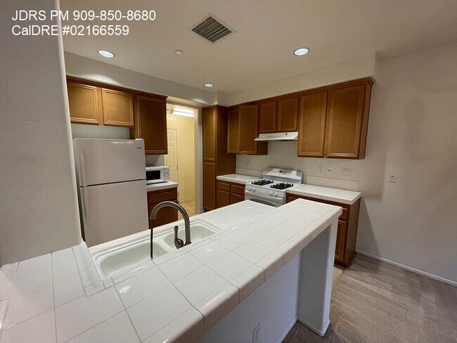 Foto del edificio - Price Lowered! Riverside 3 Bedroom Townhouse