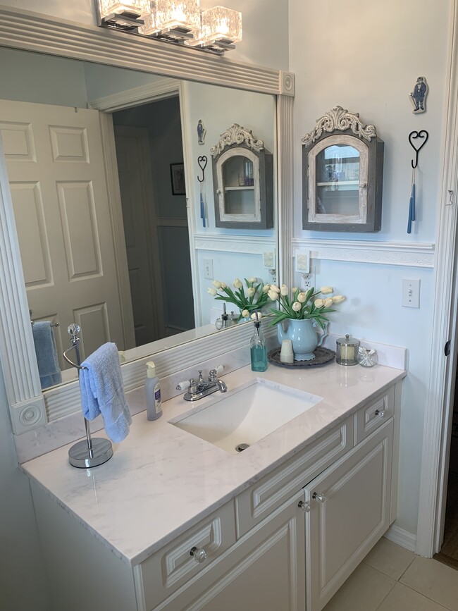 Building Photo - 1049 George St