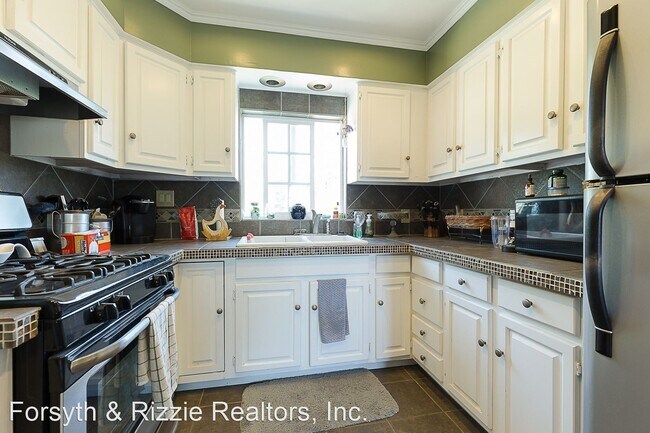 Building Photo - 333-335 Mesa Dr