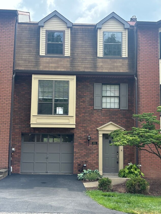 Primary Photo - Home For Rent - Thornberry Townhomes!