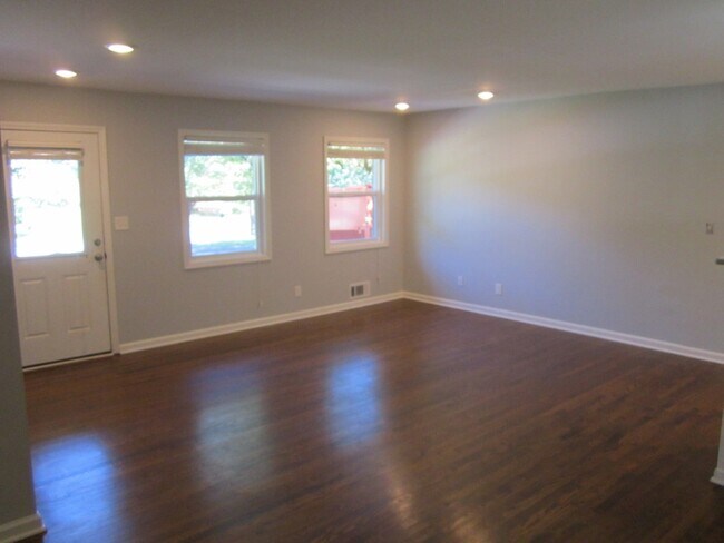 Building Photo - 1060 Delmont Terrace