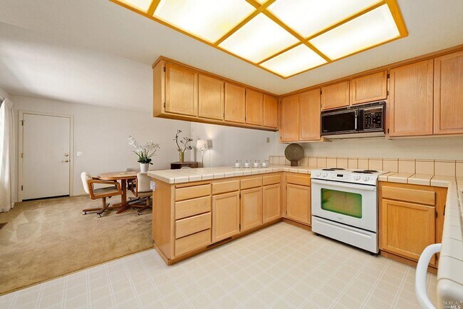 Building Photo - Beautiful 2 bedroom, 2 bath in the Oakmont...