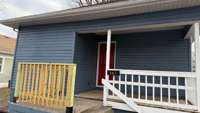 Building Photo - 907 S Cedar Ave