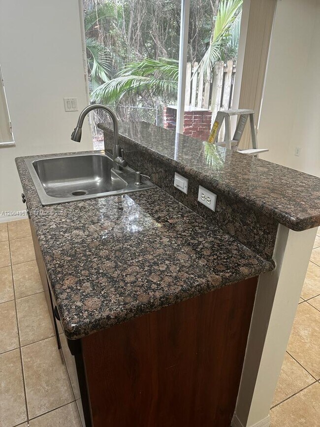 Foto del edificio - 3070 Red Mangrove Ln S