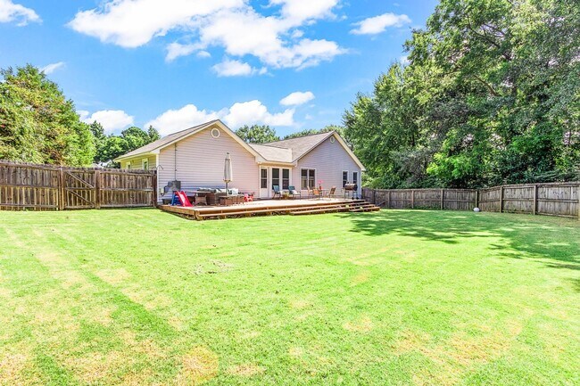 Building Photo - 3 Bed/2 Bath Home Available in April!