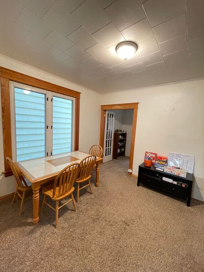 Foto del edificio - AVAILABLE JUNE 1st - 5 Bed, 2 Bath Home w/ Huge Enclosed Porch!