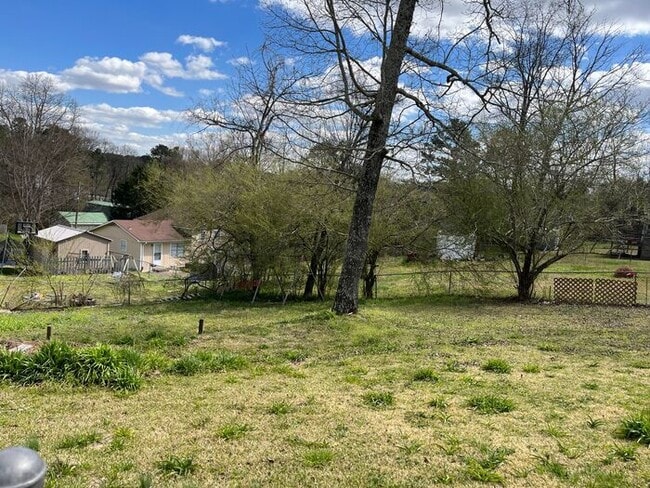 Building Photo - Huge 3 bedroom / 1 full bath with 1,128 sq...