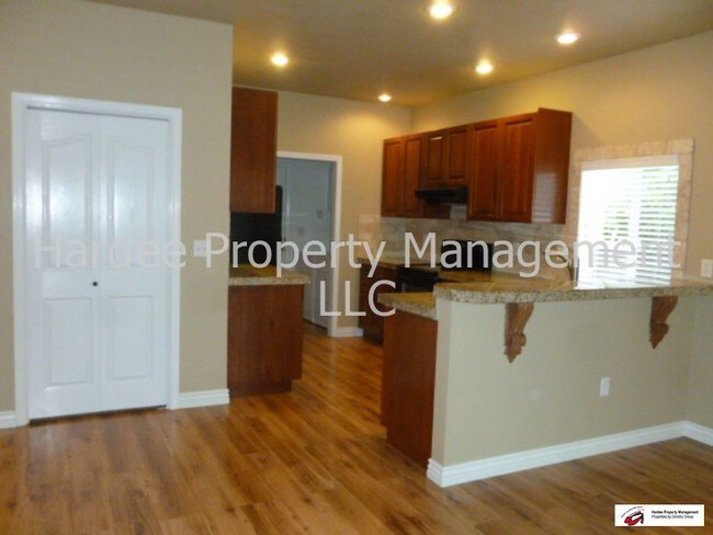 Building Photo - 9856 W Sleepy Hollow Ln