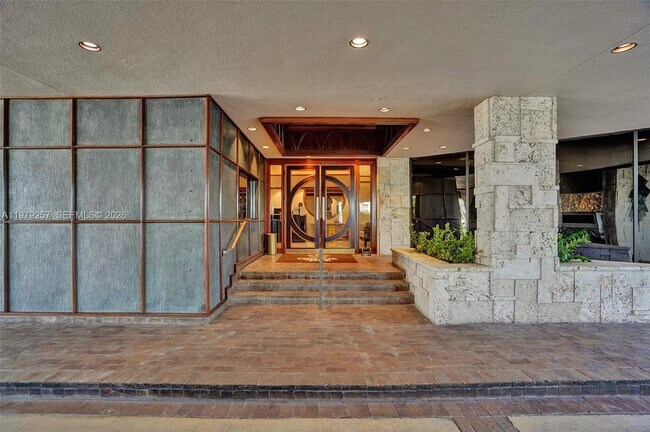 Foto del edificio - 3 Grove Isle Dr