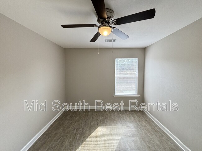 Building Photo - 300 Magnolia Ct