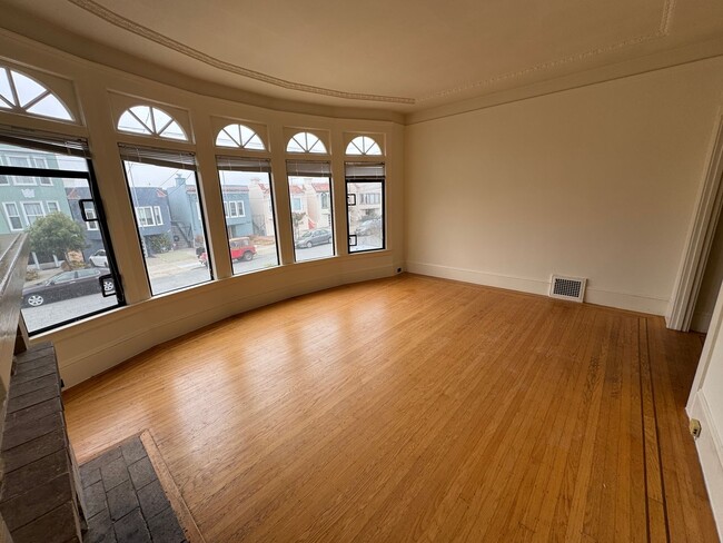 Building Photo - Single Family Home in Mid-Sunset District!