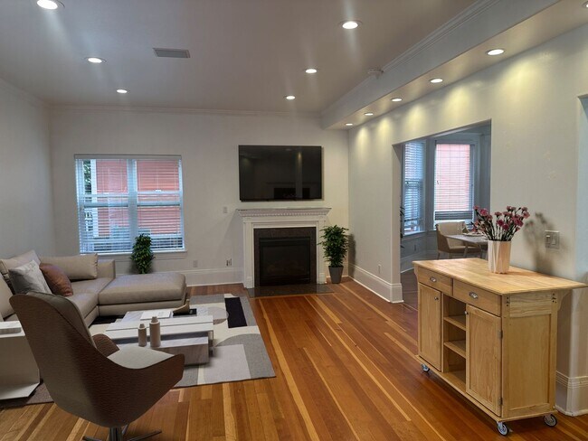 Foto del edificio - Spacious 5-Bedroom Seattle Home with Histo...