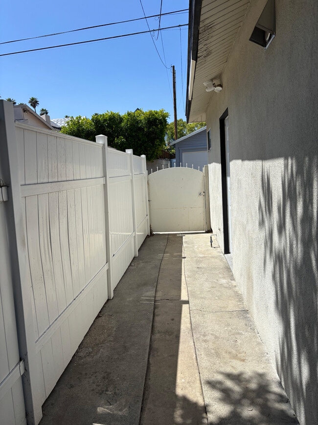 Building Photo - 1013 E Santa Anita Ave