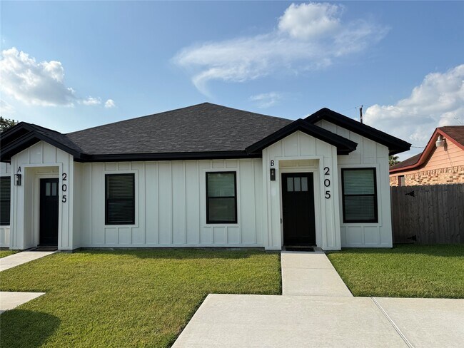 Building Photo - 205 Bolden St