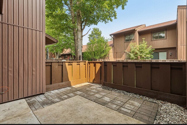 Building Photo - 7360 Trailside Dr