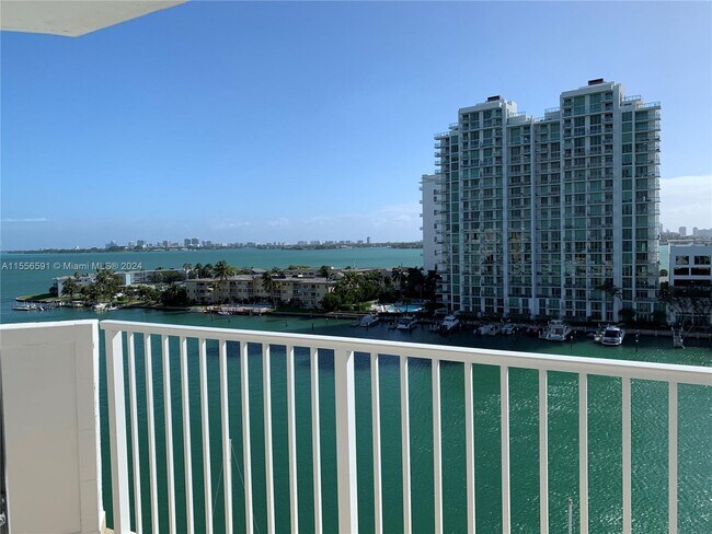 Foto del edificio - 7933 West Dr