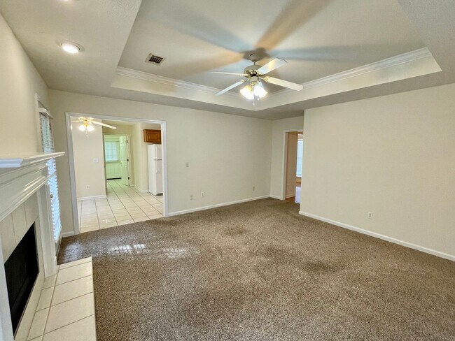 Building Photo - 4 Bedrooms in Eastern Oaks