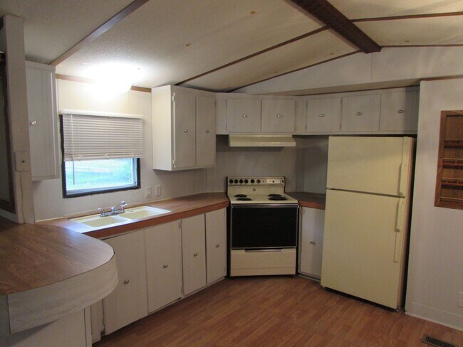 Building Photo - 3 Bed/2 Bath Singlewide Mobile Home - Larg...