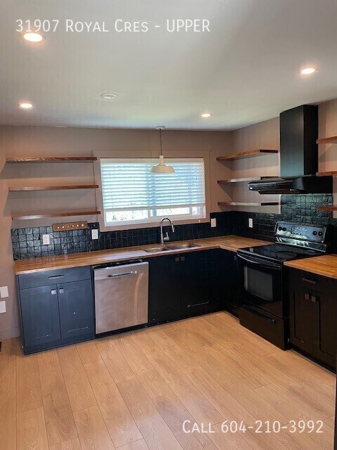 Photo du bâtiment - Upper Family Home With Shop