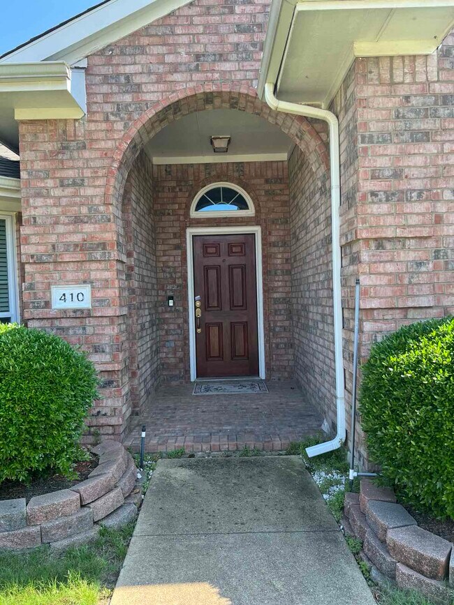 Building Photo - 410 Lakedale Dr