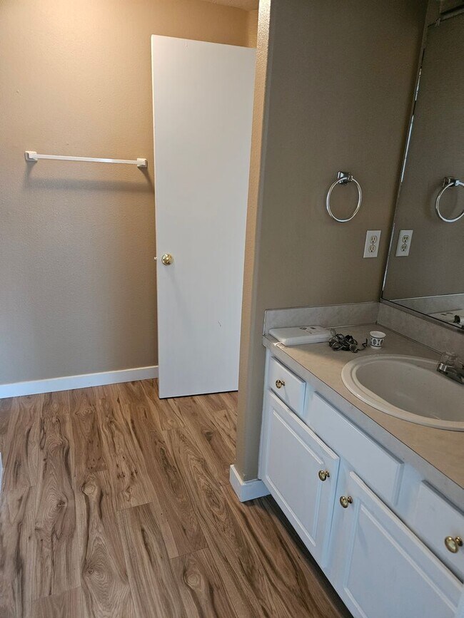 Foto del edificio - 3 Bedroom, 1 1/2 bath townhouse in Hillsboro
