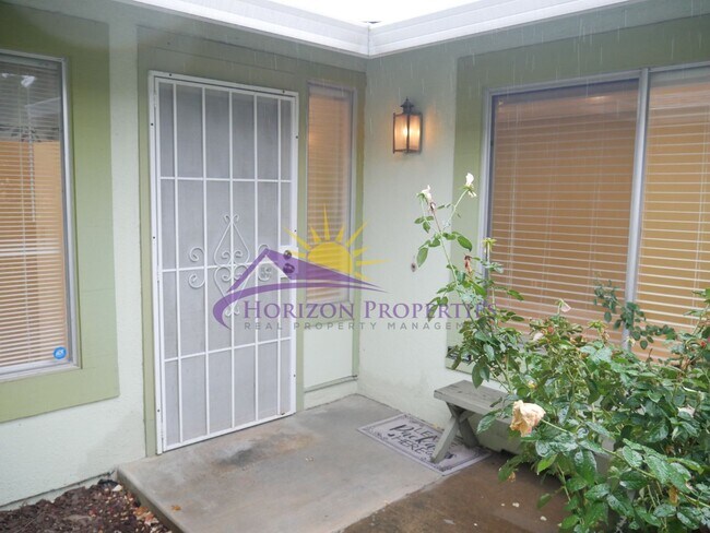 Foto del edificio - Spacious 4 Bed 2 Bath 1,575 sqft Lincoln V...
