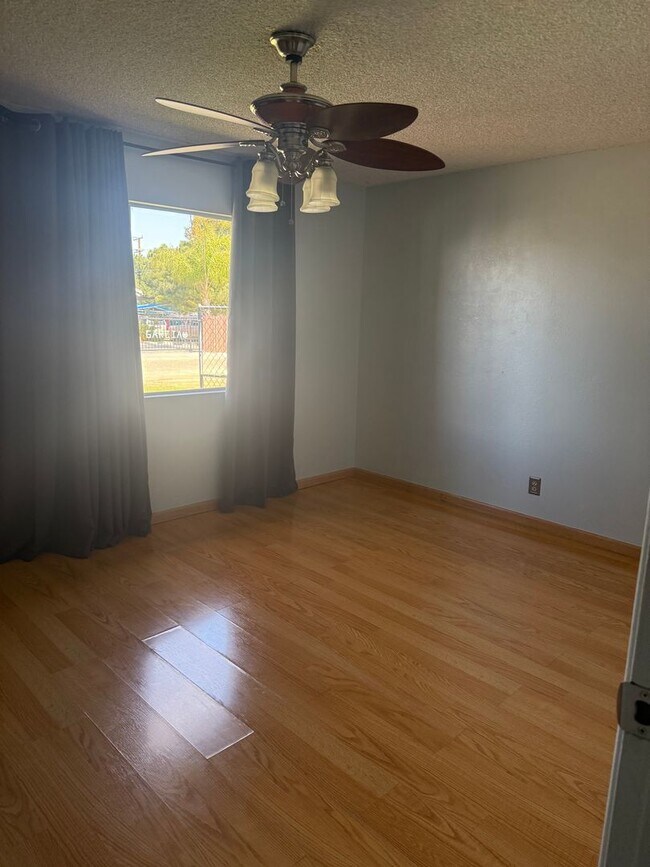Building Photo - Charming 2 Bed/1 Bath Home + Bonus Room Ho...