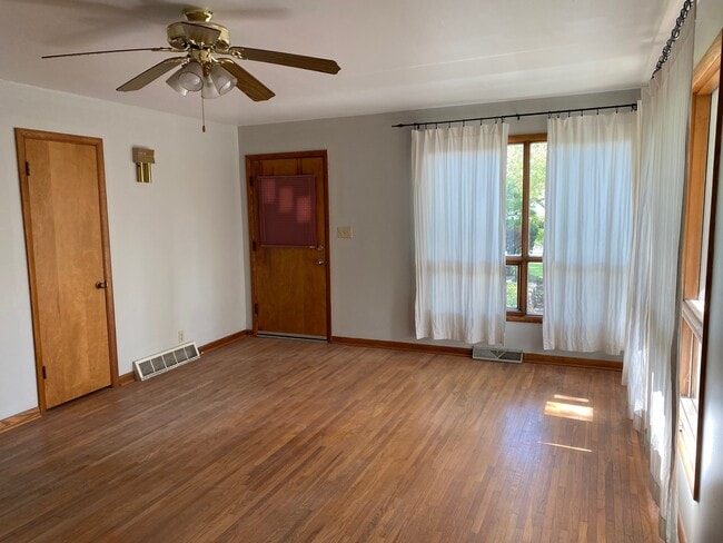 Building Photo - 1209 N Busey Ave