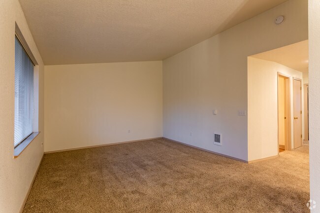 2BR, 1BA - 884 SF - Crescent Park