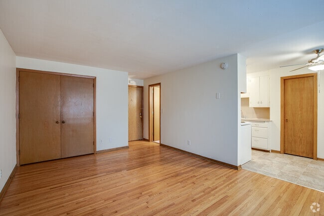 Studio - 350SF - 2709 Park