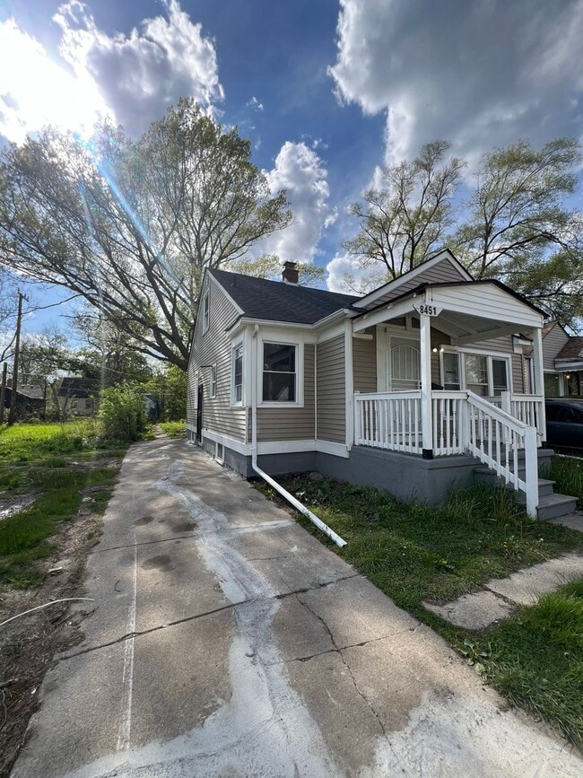 Building Photo - 8451 Rosemont Ave