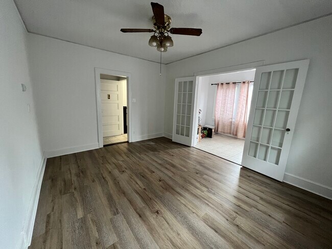 Building Photo - 14 E Devonia Ave