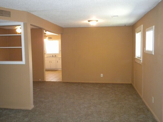 Building Photo - 3-Bed 1.5-Bath Home in Hoffman Heights