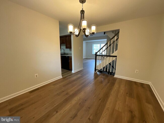 Building Photo - 6826 Deer Spring Ct