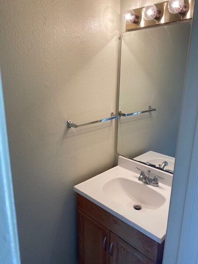 Building Photo - 2 bedroom condo close to UNT