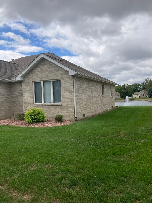 Vista lateral y vista de la fuente - 412 11th Cir SE