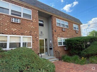 Building Photo - 637 Cove Rd