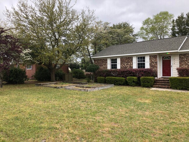 Building Photo - 413 N Crestwood Dr