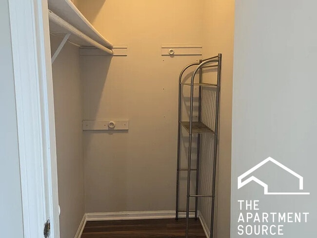 Building Photo - 842 N Wood St