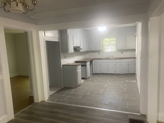 Building Photo - Newly Renovated 4BD/2BA Home in Peaceful N...