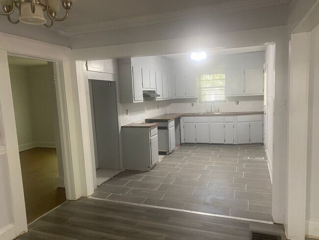 Foto del edificio - Newly Renovated 4BD/2BA Home in Peaceful N...