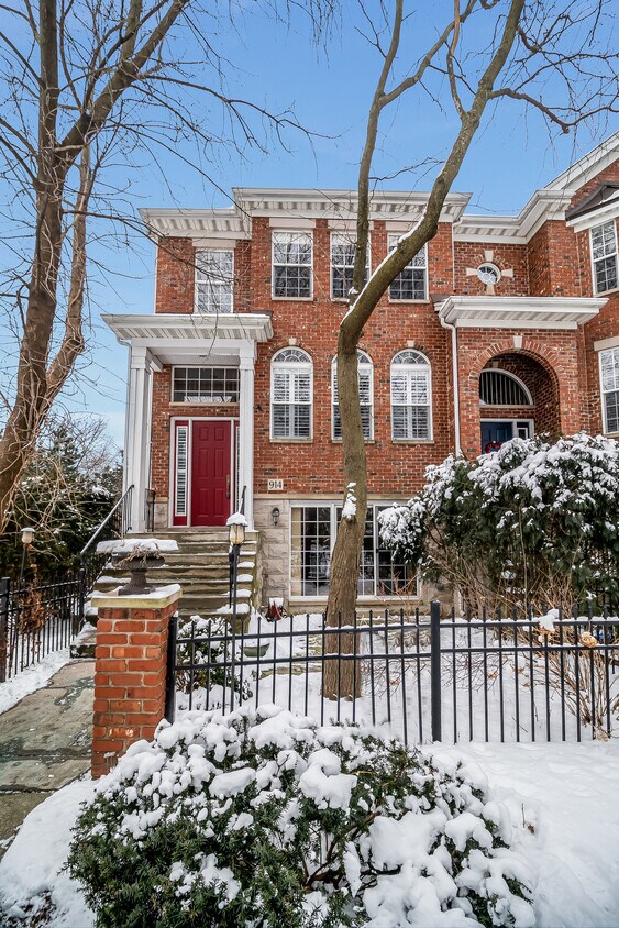 Foto principal - 914 Shandrew Dr