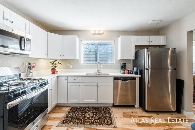 Building Photo - Beautifully remodeled brick ranch duplex i...