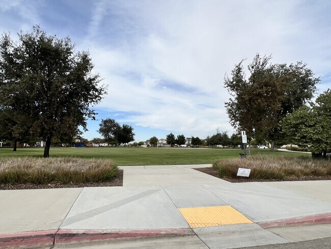 Foto del edificio - 9223 Oak Garden Ln
