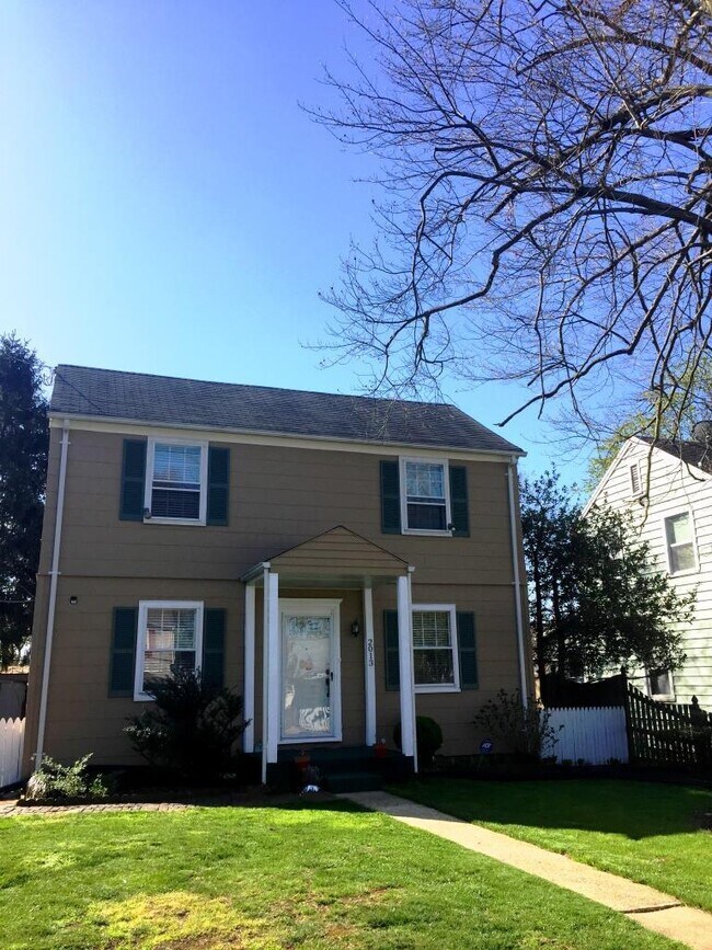 Building Photo - Cute Colonial with Nice Backyard Less than...