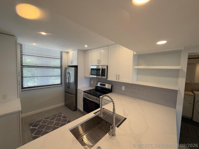 Foto del edificio - 3710 Whitehall Dr