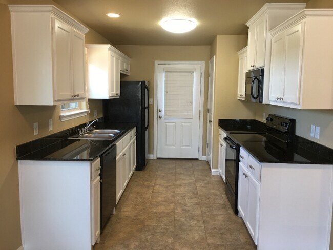 Building Photo - 905 Dart Ct